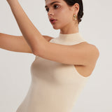 Vestido de Gola Alta com Decote
