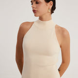 Vestido de Gola Alta com Decote