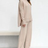 Conjunto de 2 Peças: Sweater com Fenda Lateral e Calças de Malha