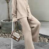 Conjunto de 2 Peças: Sweater com Fenda Lateral e Calças de Malha