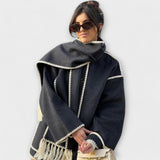 Chanel - Casaco Estiloso com Cachecol
